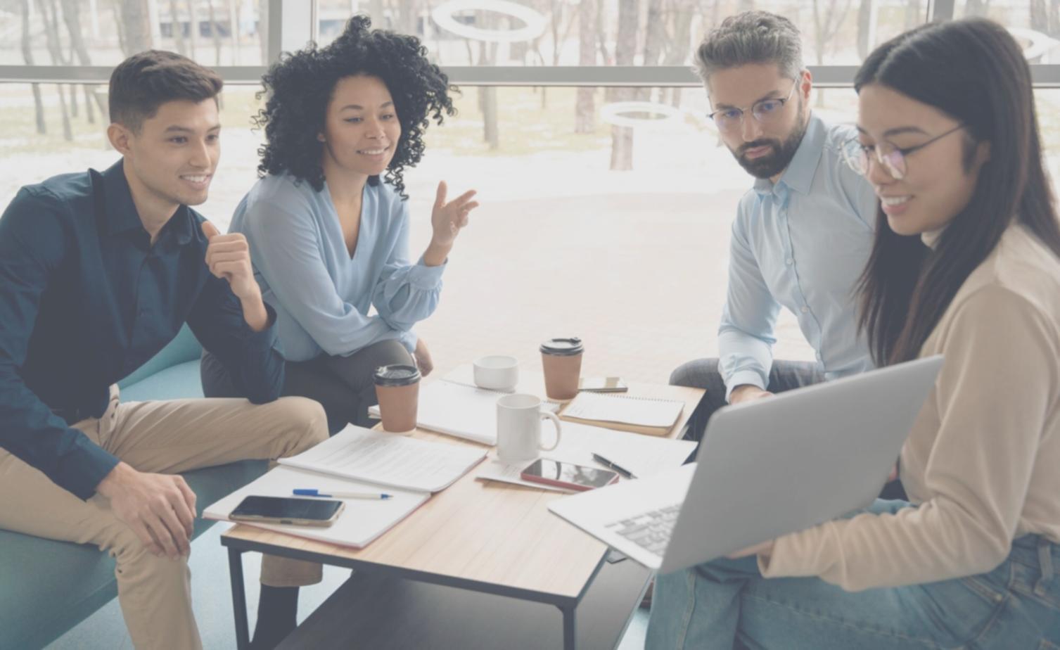 Análisis financiero profesional con gráficos y documentos sobre mesa de trabajo