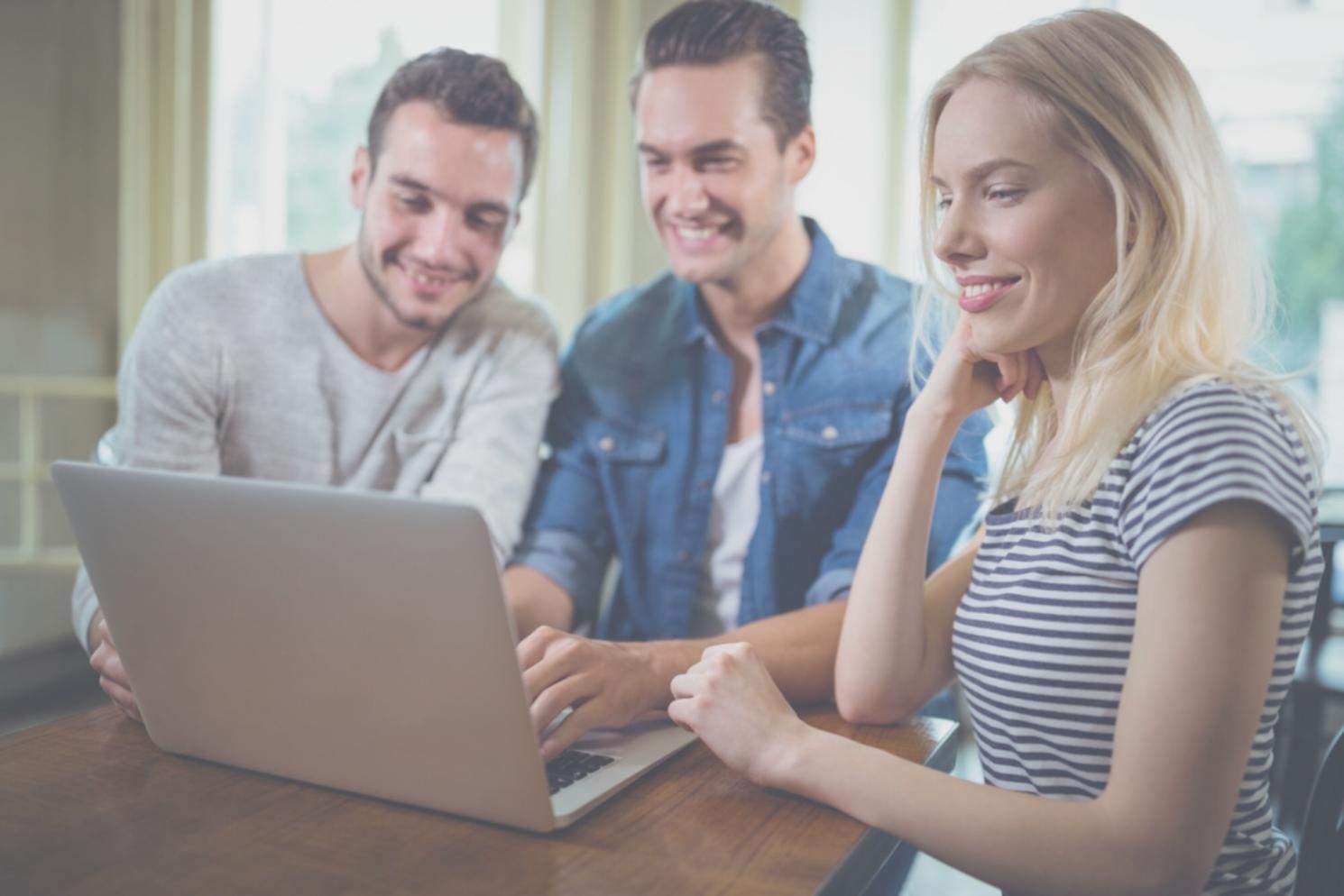 Profesionales analizando datos financieros en una oficina moderna
